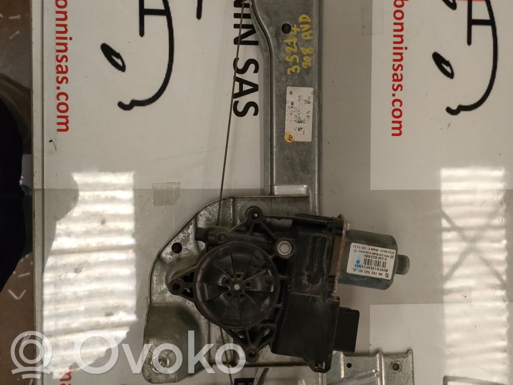 Peugeot 208 I Front door window regulator with motor 
