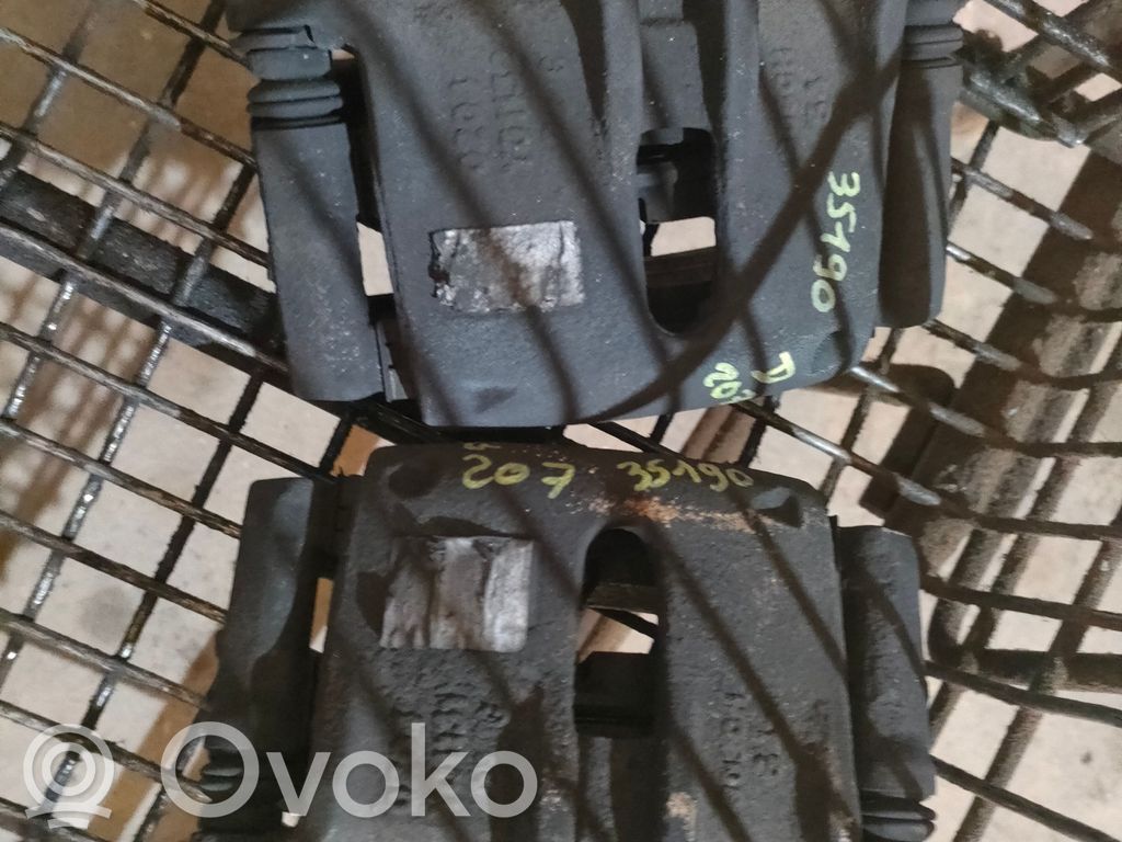 Peugeot 207 Zacisk hamulcowy przedni 
