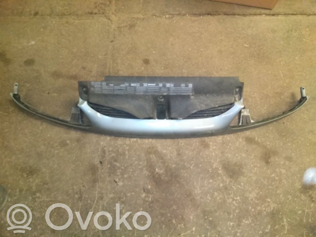 Renault Laguna I Rejilla superior del radiador del parachoques delantero 