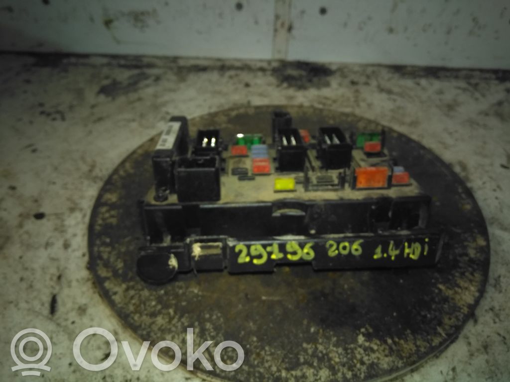 Peugeot 206 Ramka / Moduł bezpieczników 