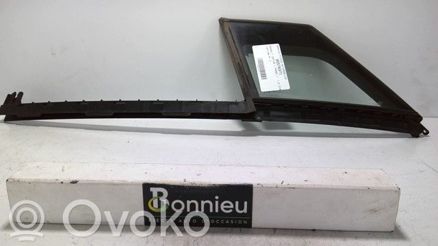 Etukolmioikkuna/-lasi