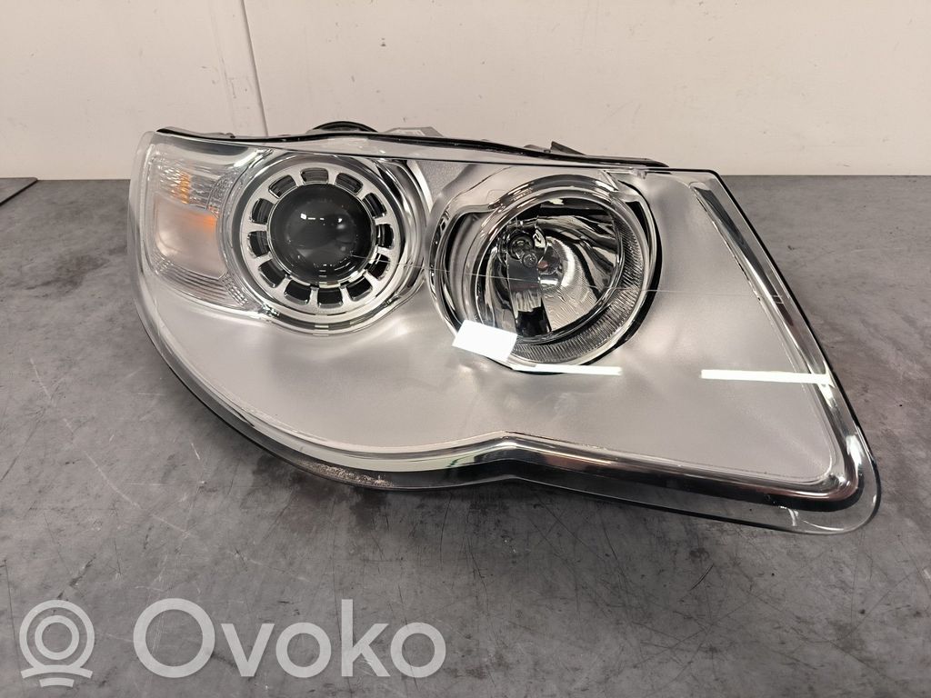 Volkswagen Touareg I Lampa przednia 