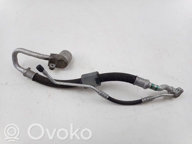 BMW 1 E81 E87 Ilmastointilaitteen putki (A/C) 