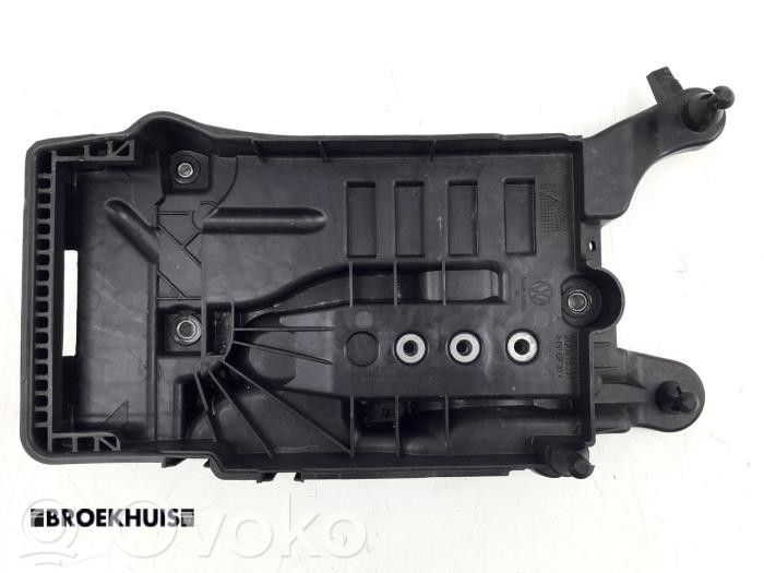 Volkswagen Polo VI Akkulaatikon alusta 