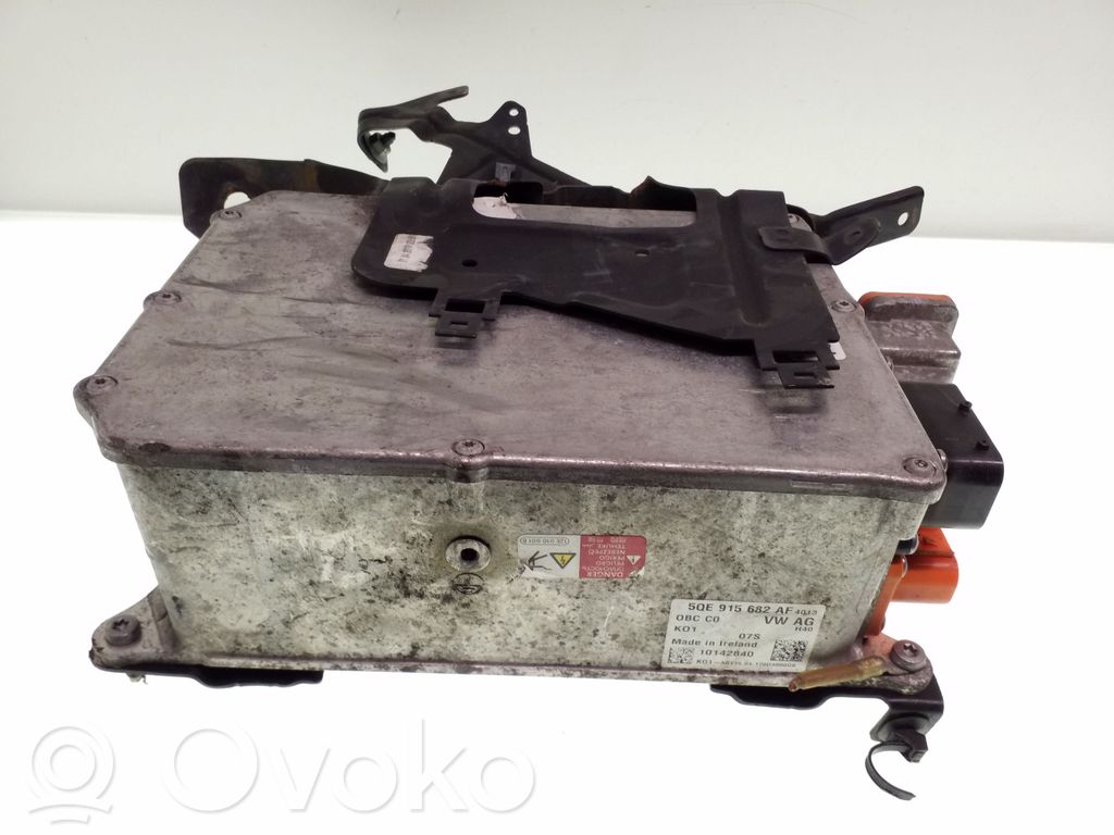 Volkswagen PASSAT B8 Ładowarka do akumulatora 