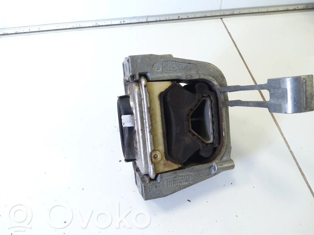 Volkswagen PASSAT B8 Engine mount bracket 