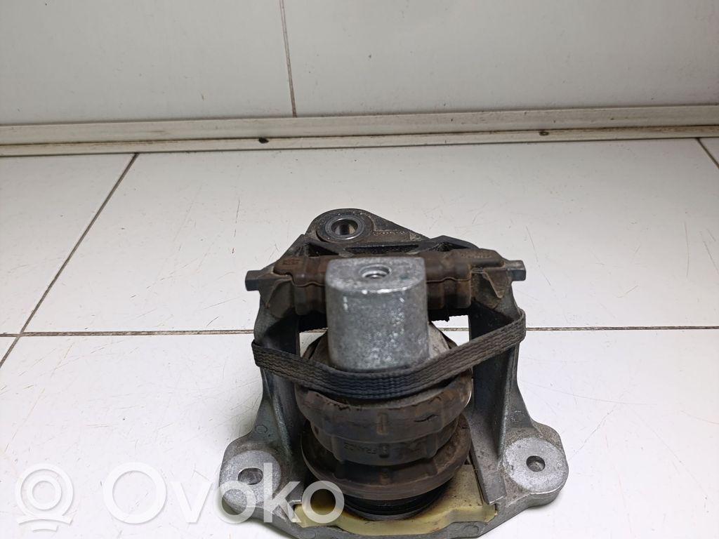Volvo XC60 Engine mounting bracket 