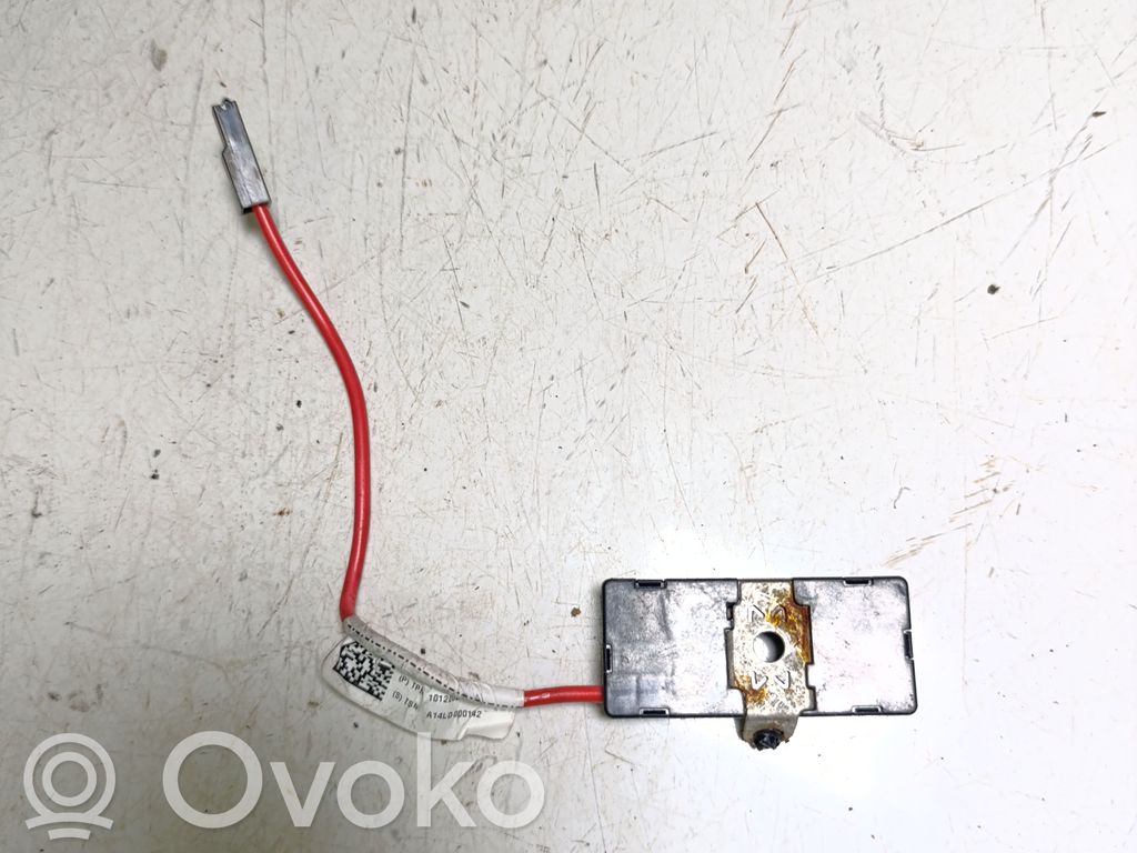 Tesla Model S Pystyantennivahvistin 