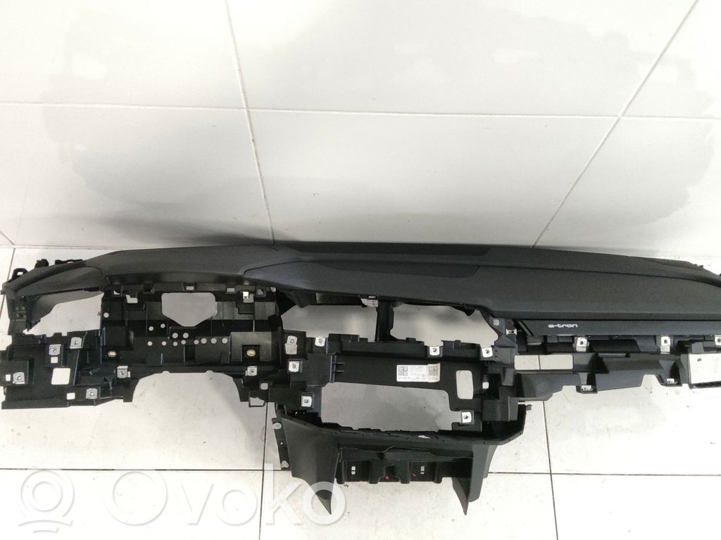 Audi e-tron Panelė 