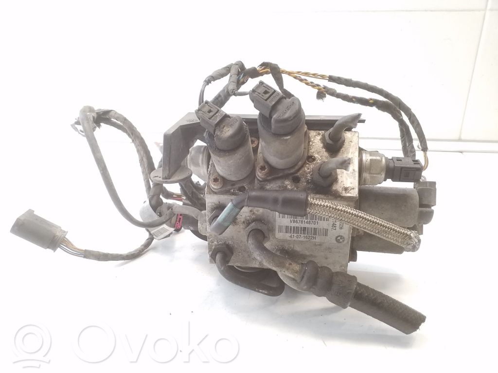 BMW 7 E65 E66 Kita variklio skyriaus detalė 
