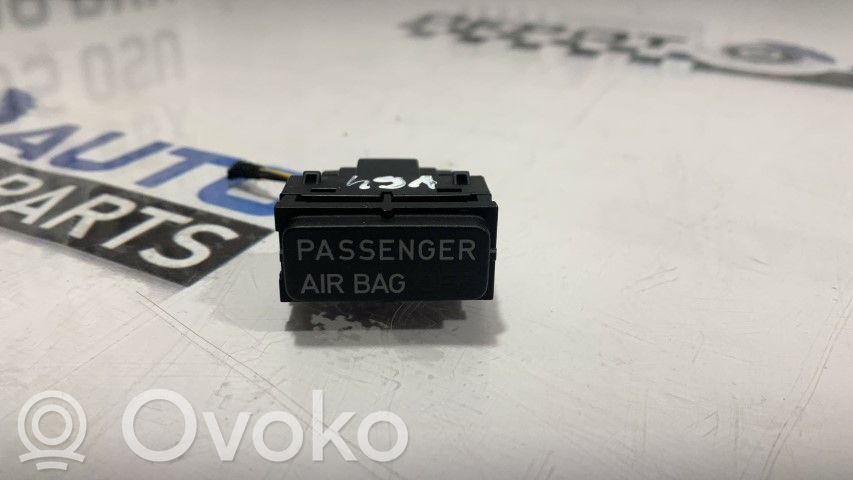 Volkswagen Golf V Passenger airbag on/off switch 