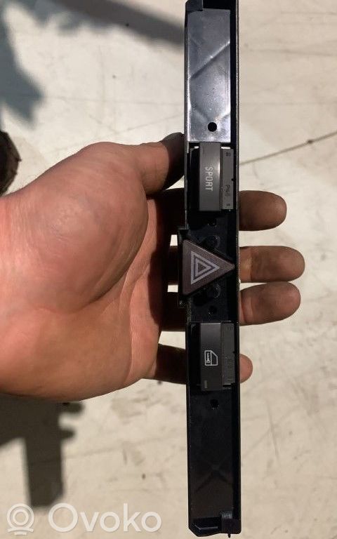 Opel Zafira B Hazard warning light relay 