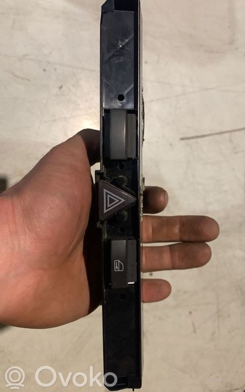 Opel Zafira B Hazard warning light relay 