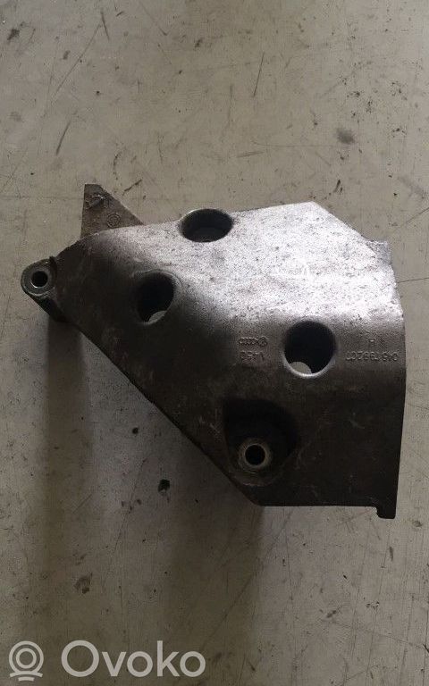 Volkswagen Polo IV 9N3 Engine mounting bracket 