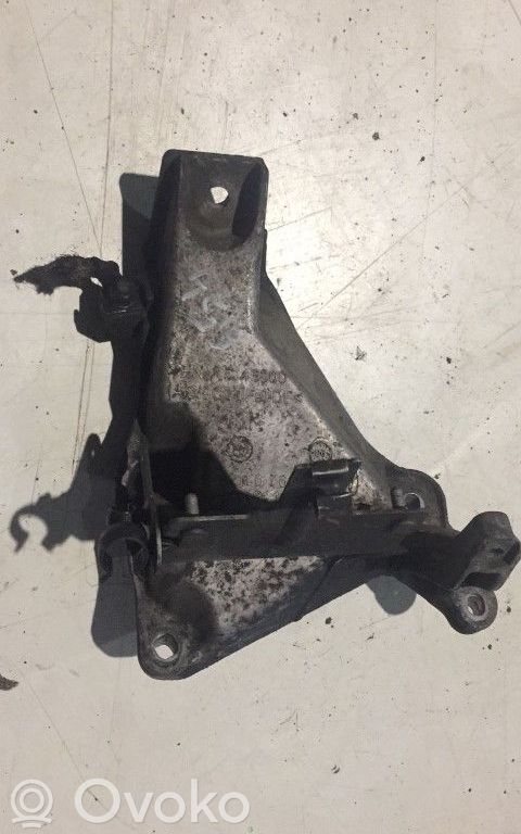BMW 1 E81 E87 Engine mounting bracket 