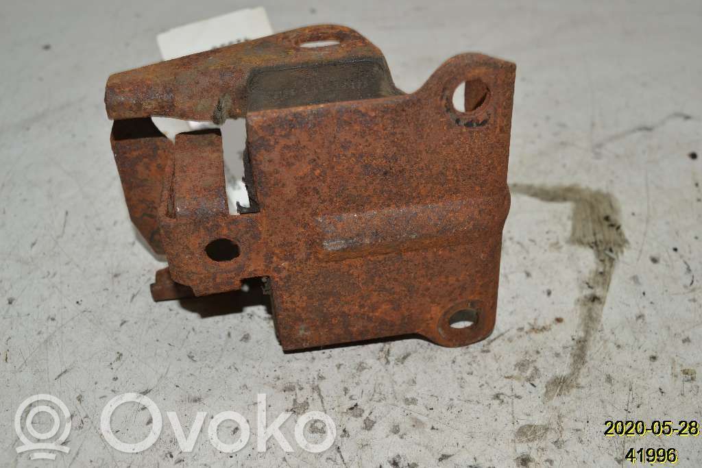 Engine mounting bracket