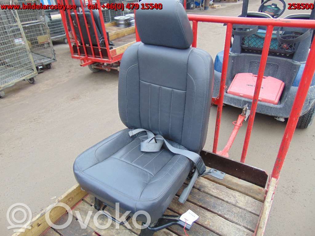 Front passenger seat   20203933AR