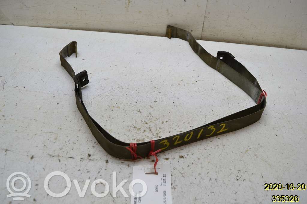 Fuel tank mounting bracket