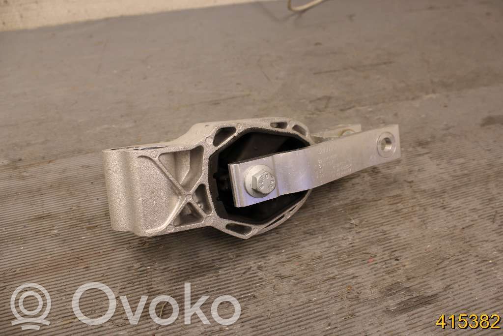 Engine mounting bracket   32137482