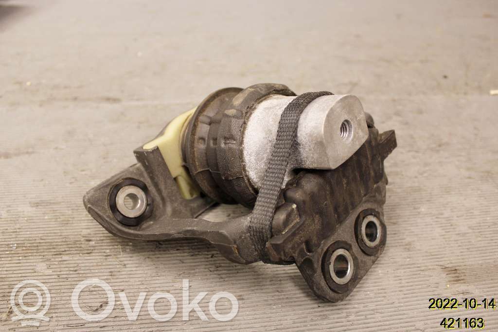 Volvo S60 Engine mounting bracket 