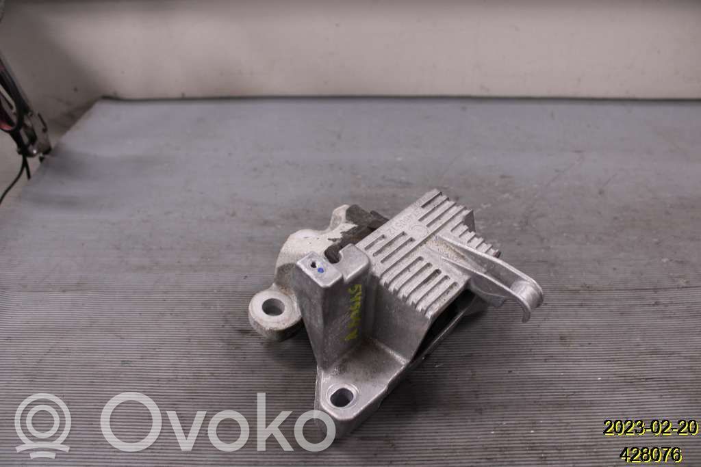 Volvo XC40 Engine mounting bracket 