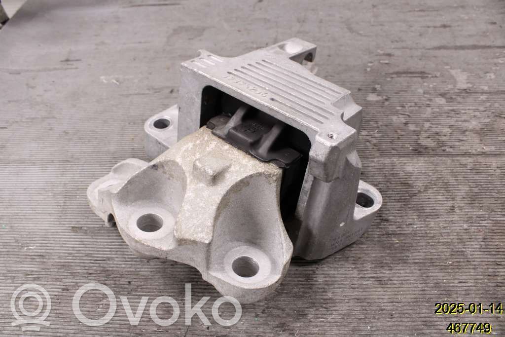 Volvo XC40 Engine mount bracket 