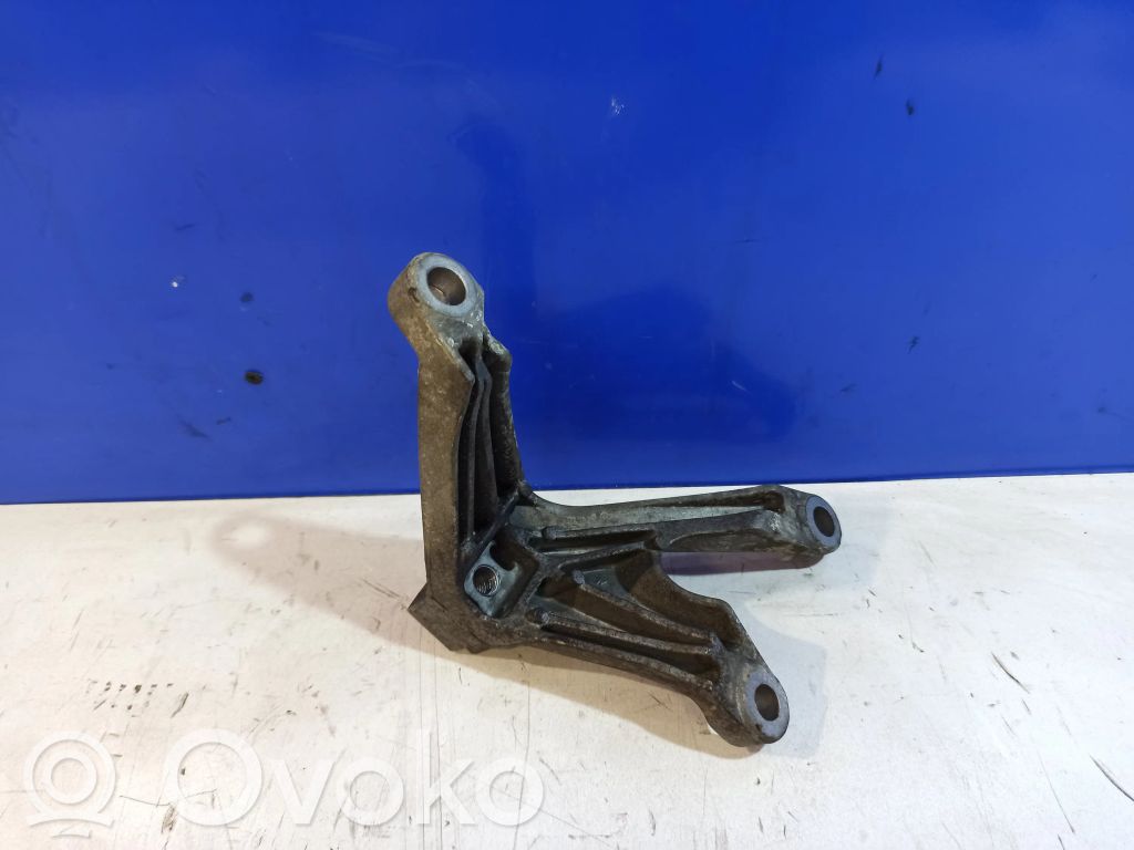 Volvo V50 Engine mounting bracket 