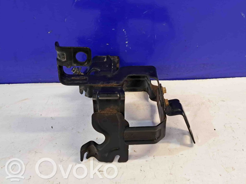 Volvo S60 Power steering pump mounting bracket 