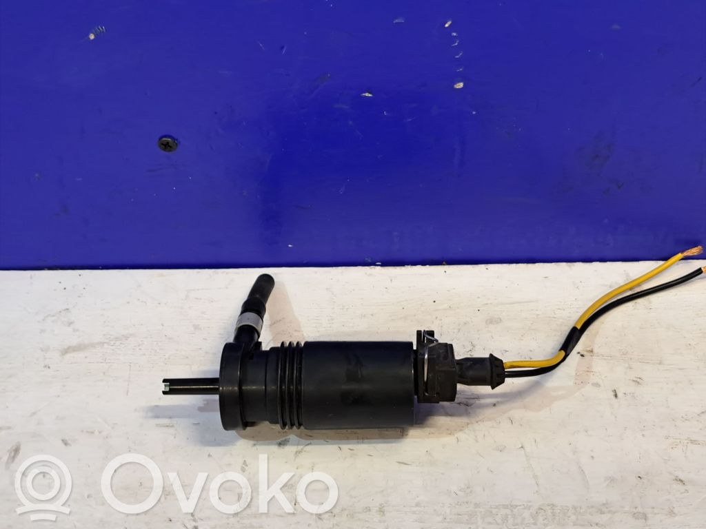 Volvo XC90 Windscreen/windshield washer pump 
