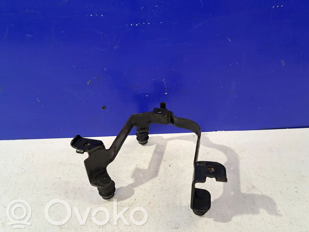 Volvo V50 Power steering pump mounting bracket 