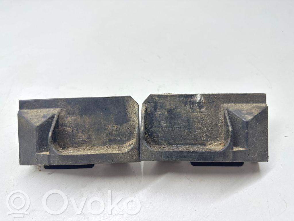 Fixation de radiateur   7508017,7508016