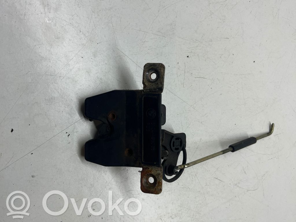 BMW 3 E36 Aizmugurējā pārsega slēdzene 