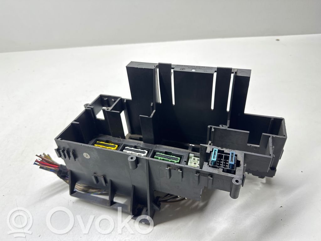 BMW 5 E34 Relay mounting block 