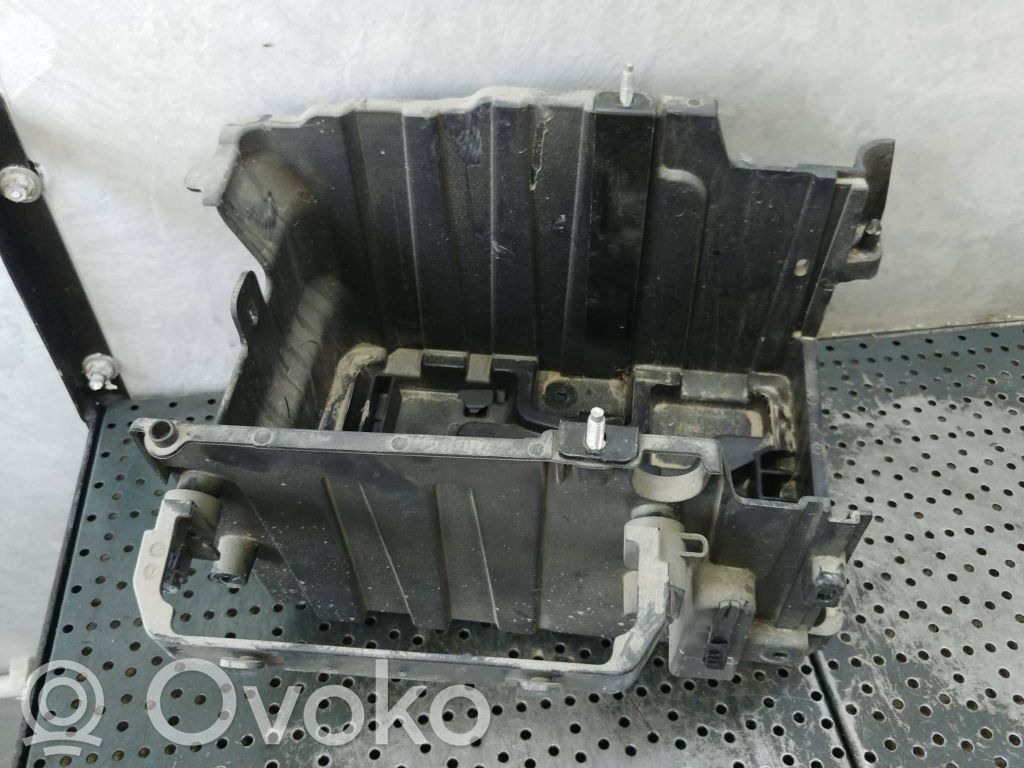 Ford Transit Courier Akun kiinnike 