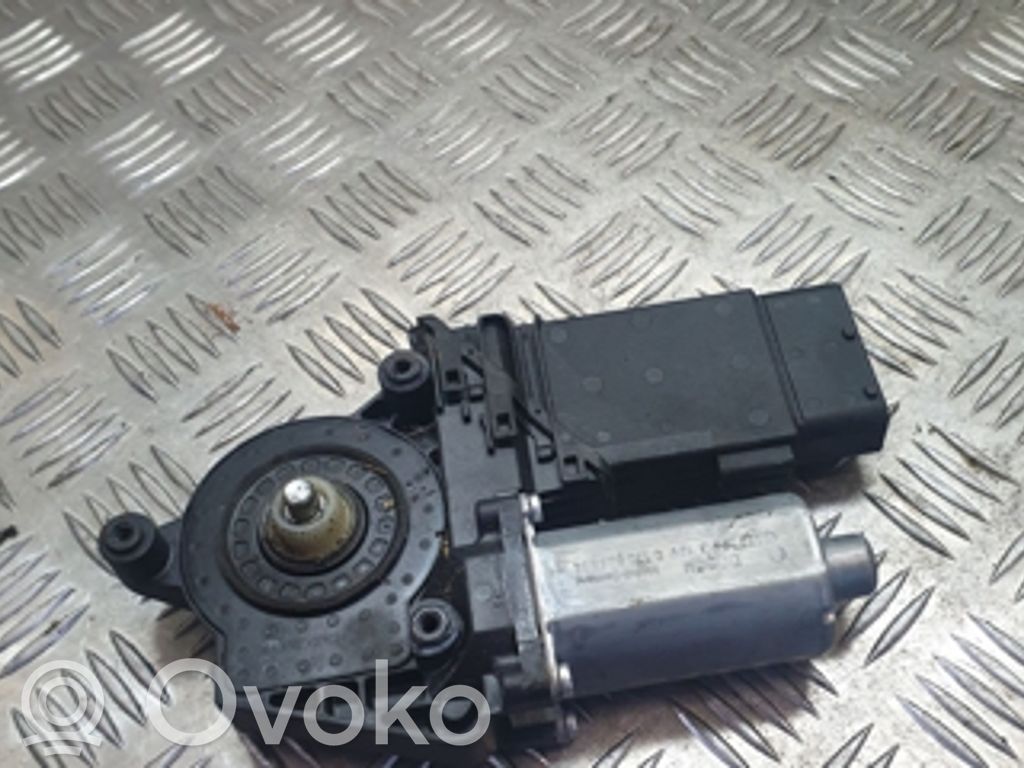 Volkswagen PASSAT B5.5 Front door window regulator motor 
