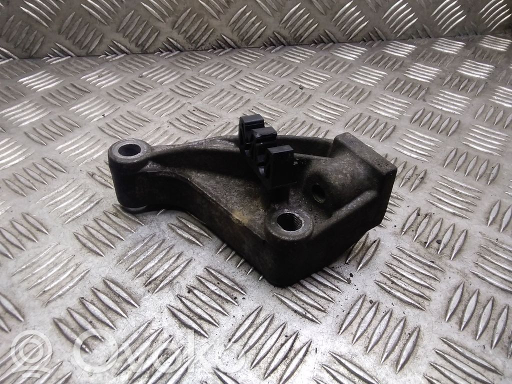 Renault Trafic II (X83) Engine mounting bracket 