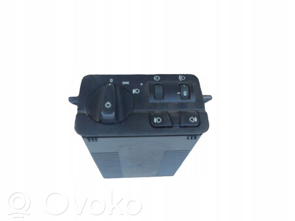 Light switch   6907947