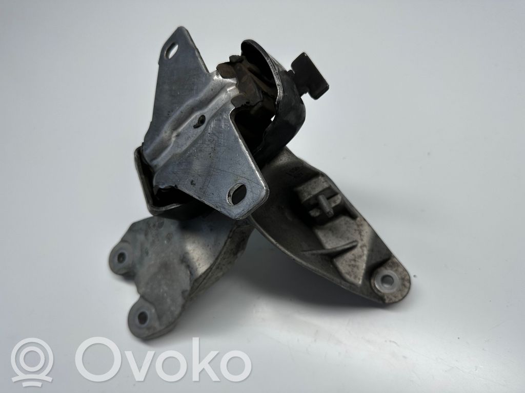Volkswagen Amarok Engine mount bracket 