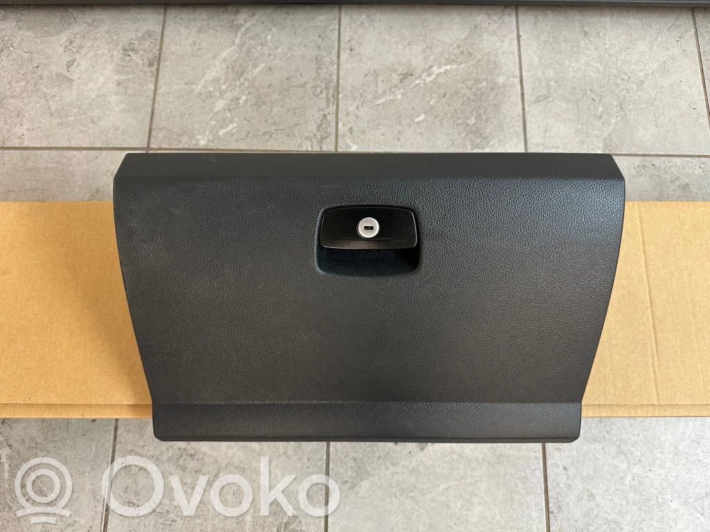 Volkswagen Amarok Schowek deski rozdzielczej 