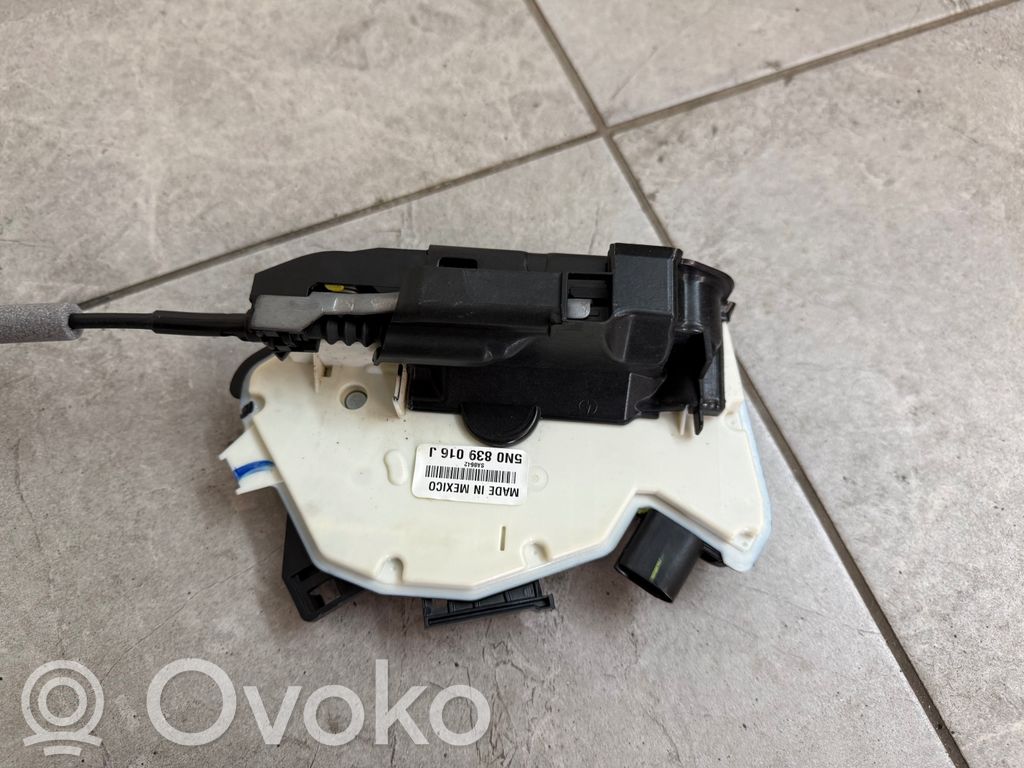 Volkswagen Amarok Zamek drzwi tylnych 