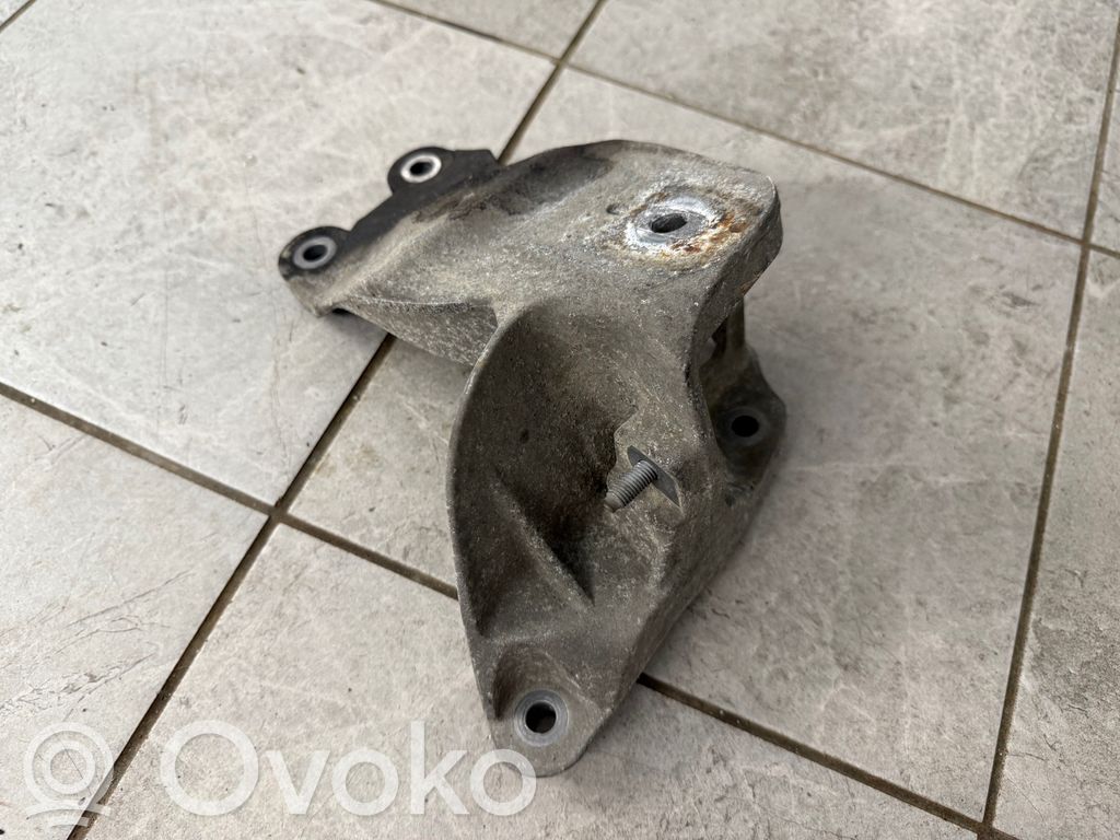 Volkswagen Amarok Engine mounting bracket 
