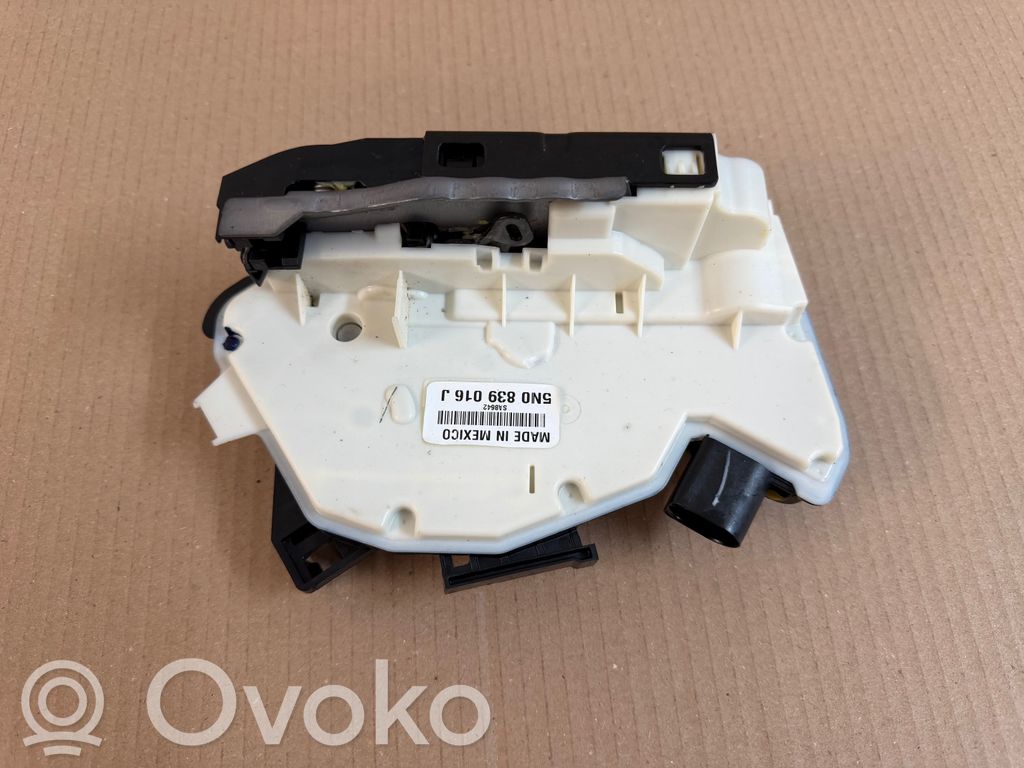 Volkswagen Amarok Zamek drzwi tylnych 