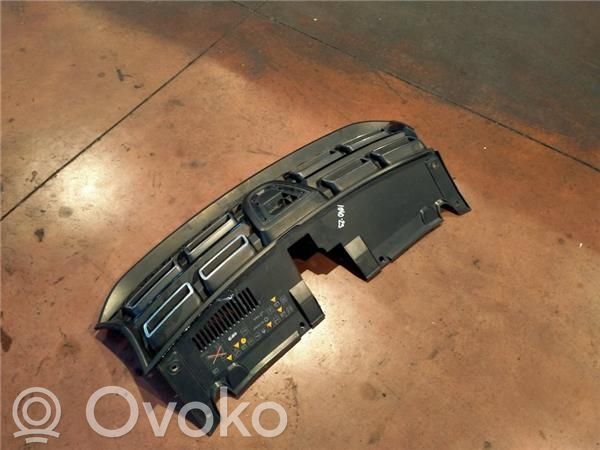 Dacia Sandero Решётка в плоскости крышки 