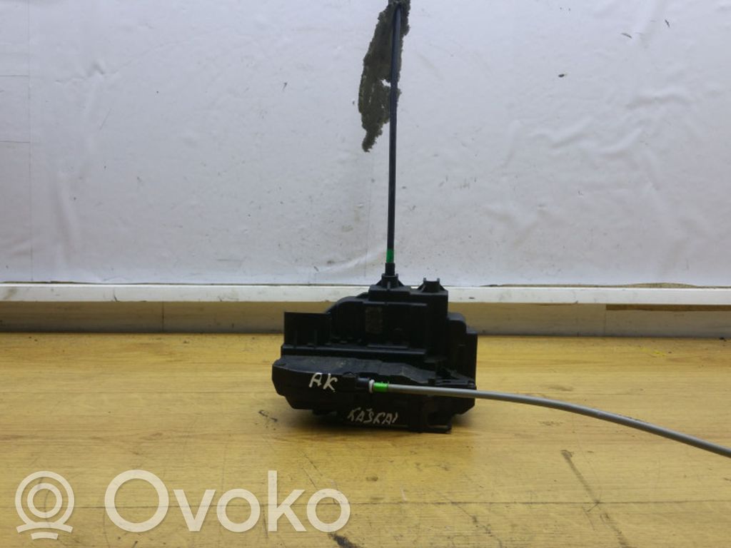 Nissan Qashqai Aizmugurē slēdzene 