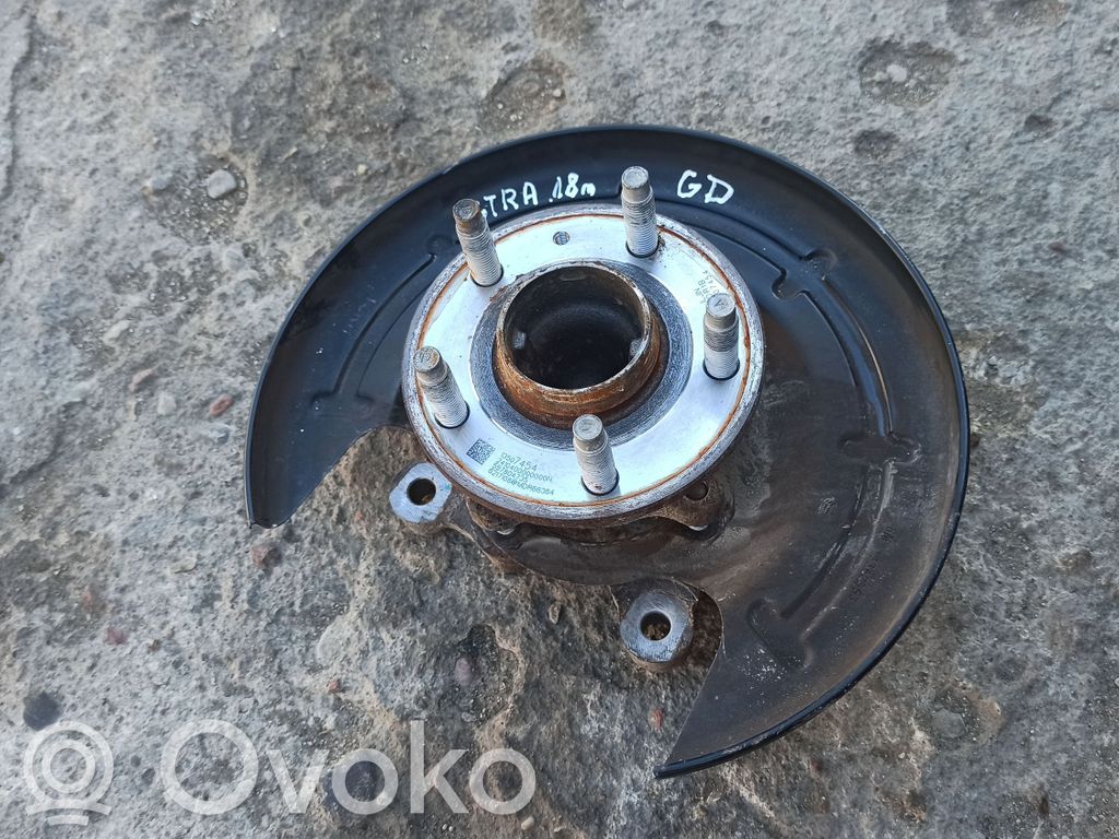Opel Astra K Taka-akselin pyöräntuenta 
