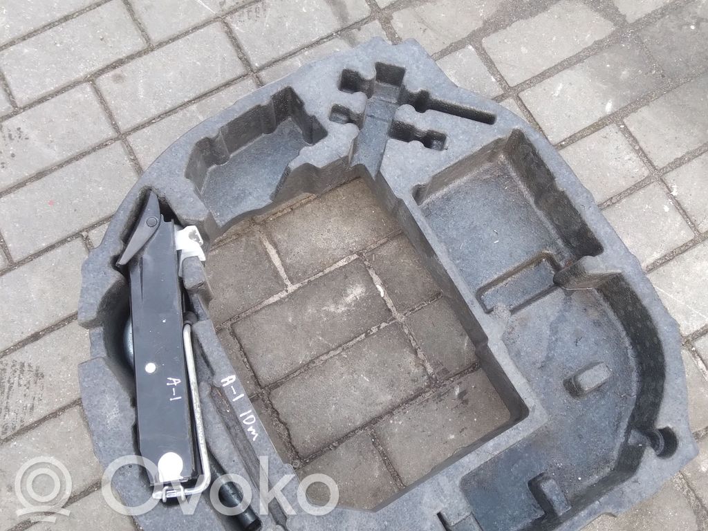Audi A1 Įrankių daiktadėžė 