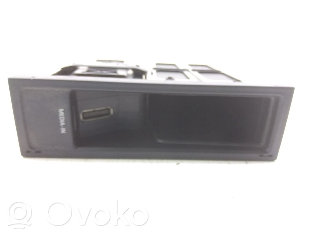 Volkswagen Golf VI USB socket connector 