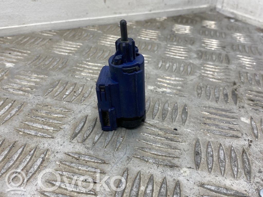 Audi A4 S4 B6 8E 8H Jarrupolkimen anturin kytkin 