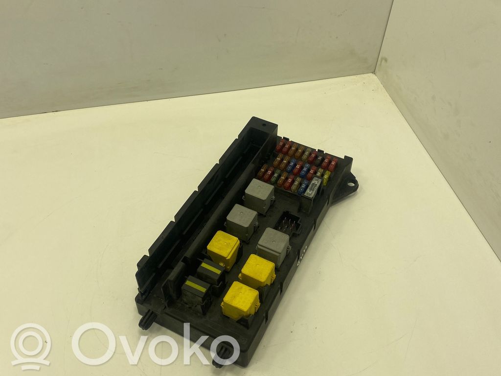 Toyota Prius (NHW20) Ramka / Moduł bezpieczników 