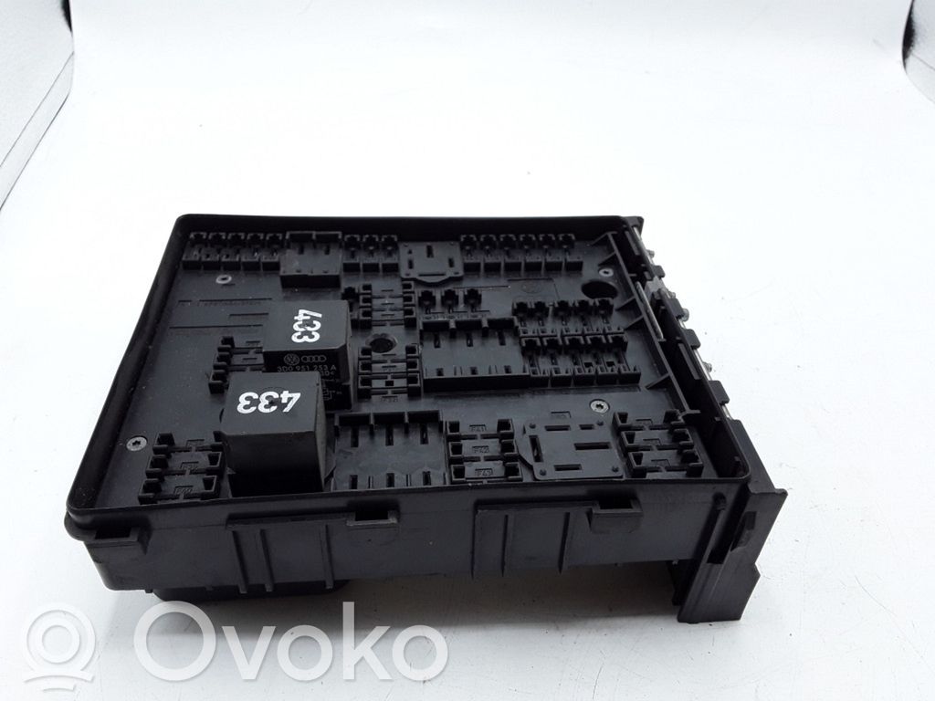 Volkswagen Touran I Ramka / Moduł bezpieczników 